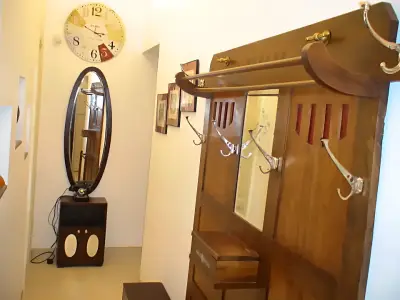 Apartament de inchiriere Sector 1 Bucuresti hol cu raft